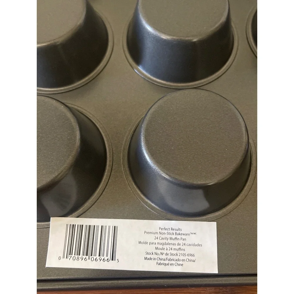 Wilton Perfect Results 24 Cavity Muffin Pan Non-Stick Gray Steel‎ 2105-6966